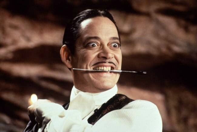 Raul Julia dans le rôle de Gomez Addams