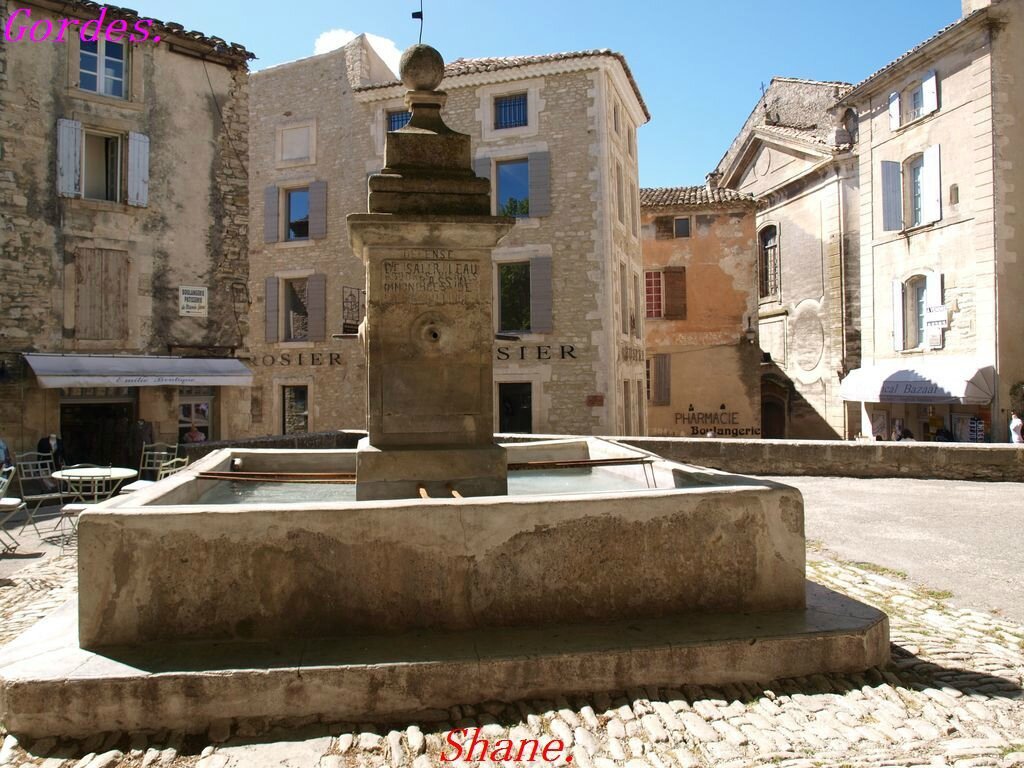 le 2704-2014 fontaine à Gordes