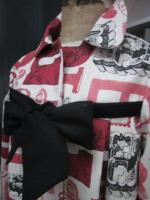 Manteau AGLAE en toile de coton couleur lin imprimé caractères d'imprimerie rouge et noir fermé par un noeud de lin noir (6)