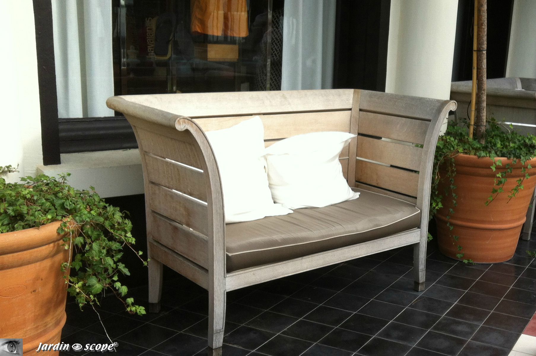 Banc en bois vu à La Corniche à Arcachon (33)