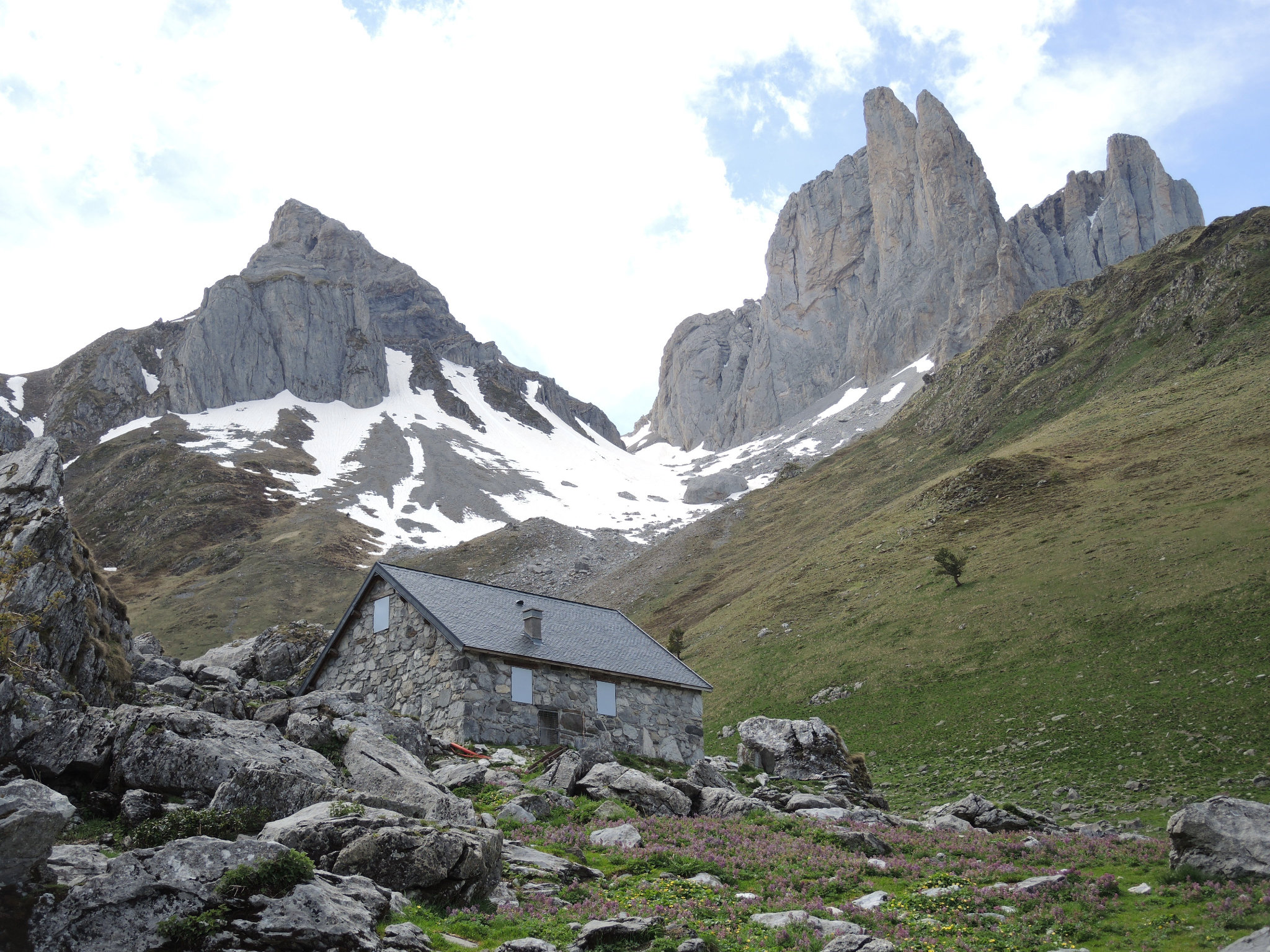 Lescun, lac d'Ansabère, cabanes d'Ansabère, refuge, aiguilles d'Ansabère et pic de Pétragème (64)