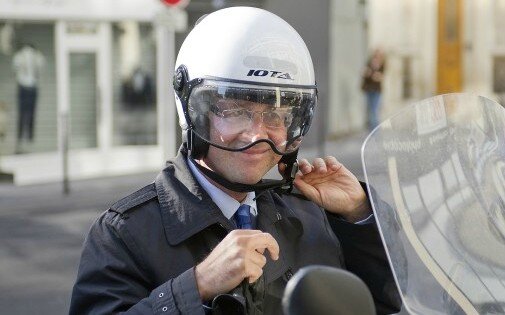 7769070306_francois-hollande-en-scooter-en-juin-2011-deja-avec-un-casque