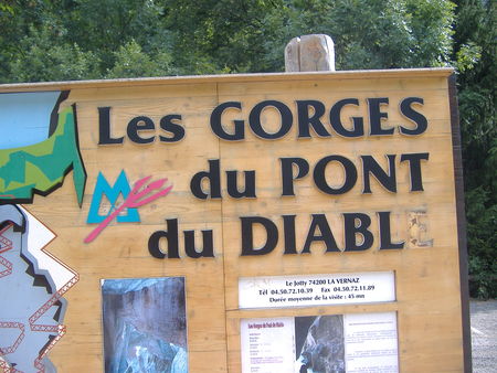 L_entr_e_des_Gorges_o___semble_til__le_Diable_a_marqu__le_panneau