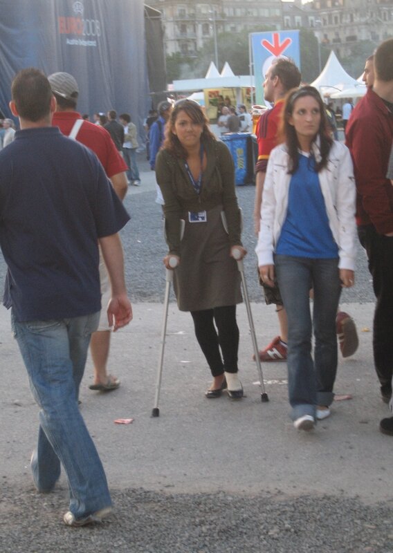 girl basic crutches 02