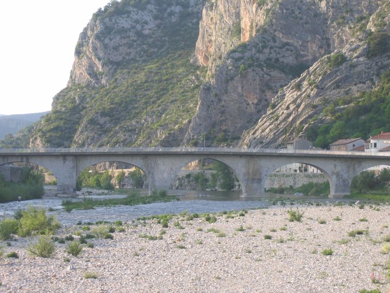 Anduze : le Gardon au plus bas de son lit.