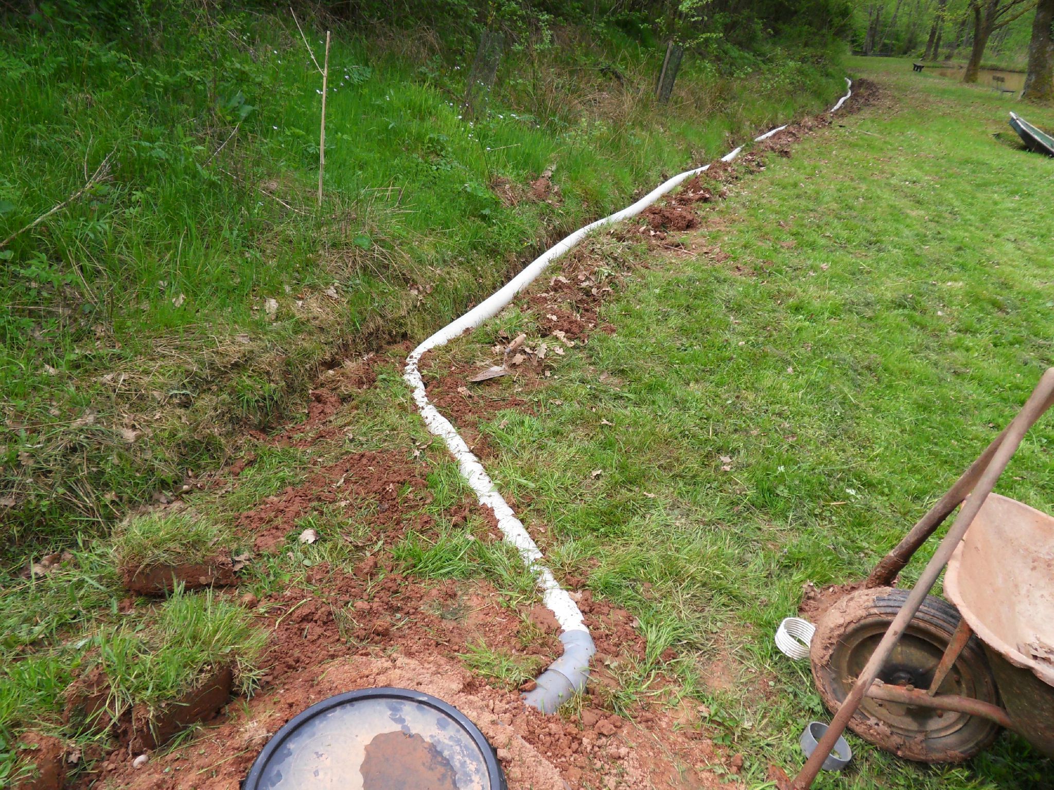 Branchement du tuyau d'évacuation - Photo de Fosse septique - Bienvenue sur  étang et chalet