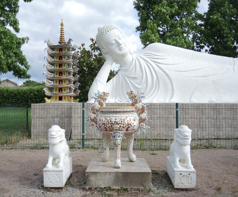 Noyant d'Allier, la pagode, grande statue allongée