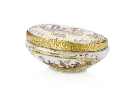 A_gilt_metal_mounted_oval_snuff_box__19th_century2