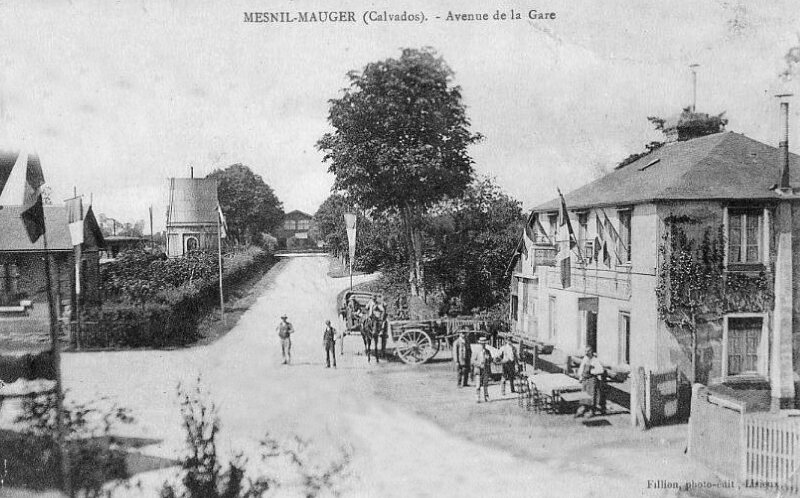 Le Mesnil-Mauger - la place - avenue de la gare