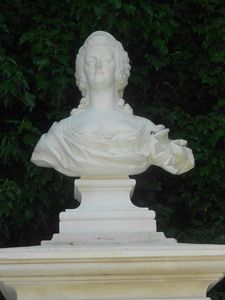 Monument Buste au jardin du chateau de Linderho