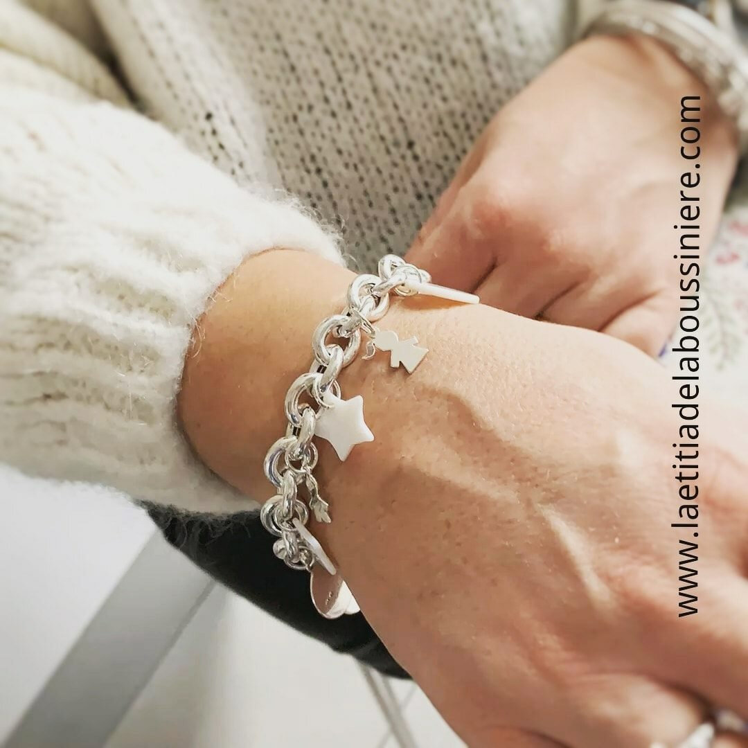 Bracelet personnalisé sur chaîne argent massif gros maillons ovales (porté)