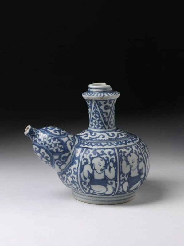 Kendi with rounded octagonal body and short expanding neck, 1550-1600, Ming dynasty, Wanli period