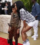 ultra_sexy_dans_son_short_blanc_ciara_pose_avec_willow_la_fille_de_will_smith_aux_gouts_vestimentaires_douteux_56754_w460