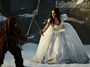 Snow-White-Lily-Collins-3