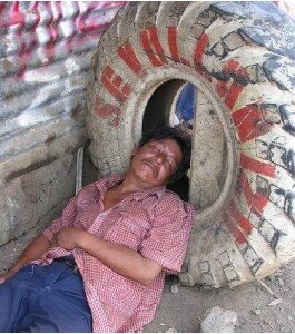 Homme-fatigue-dans-le-pneu--Nicaragua-