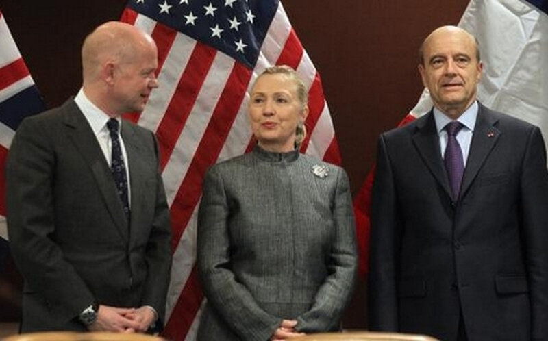 7742973547_le-ministre-des-affaires-etrangeres-du-royaume-uni-william-hague-la-secretaire-d-etat-americaine-hillary-clinton-et-le-ministre-des-affaires-etrangeres-de-la-france-alain-juppe-le-31-janvier-2012-a-l-onu-a-new-york