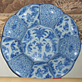Trois plats polylobés, décor au chinois. Delft. Fin <b>XVIIe</b>-<b>XVIIIe</b> <b>siècle</b>