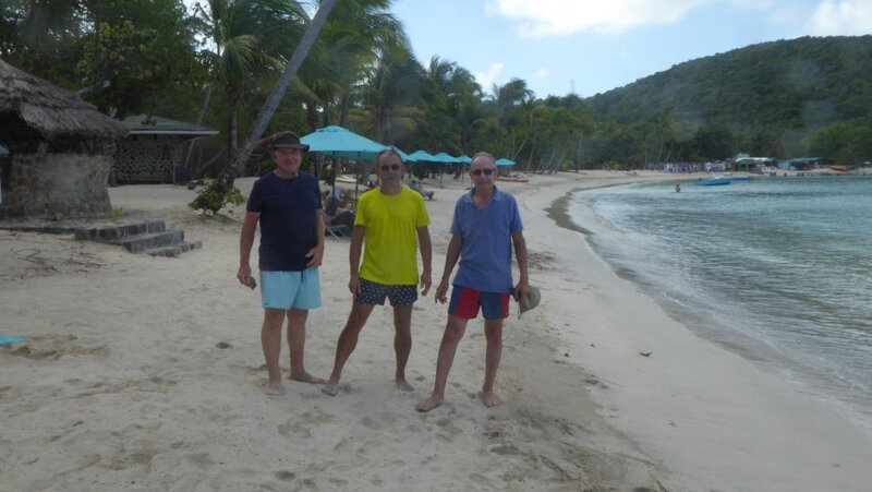 16 les trois compères devant la plage de Salt Whistle bay