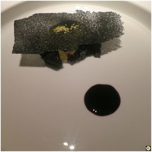 Glace capucine, biscuit à la semoule et sésame noir, vinaigre balsamique 50 ans d'âge et crème de capucine (2)