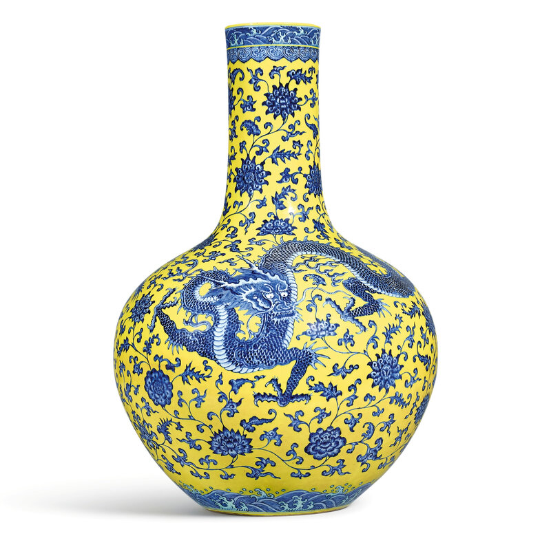A FINE AND MAGNIFICENT LEMON-YELLOW AND UNDERGLAZE-BLUE ‘DRAGON’ VASE, TIANQIUPING