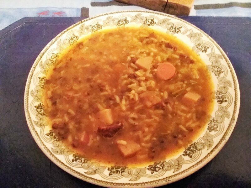 Potage de lentilles et riz aux saucisses à l’orientale