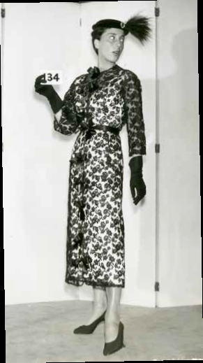 Cristóbal Balenciaga, manteau et robe de cocktail en dentelle de Marescot, mannequin Tania, 1963