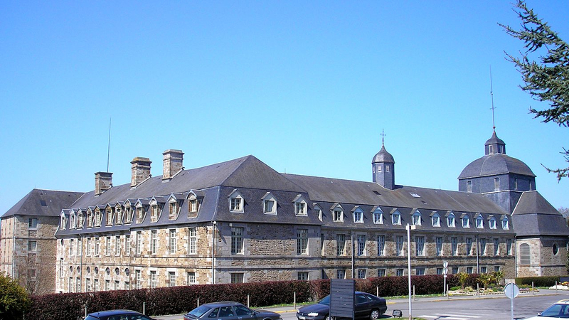 1280px-FranceNormandieVireHospiceSaintLouis