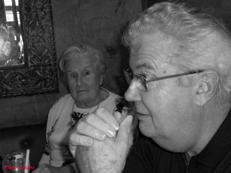 Moment convival dans un bistrot à Opera Bastille à Paris