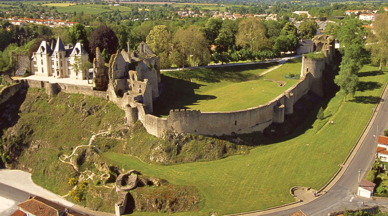 CHATEAU BRESSUIRE (2)