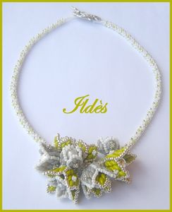 collier fleuri anis blanc gris 1