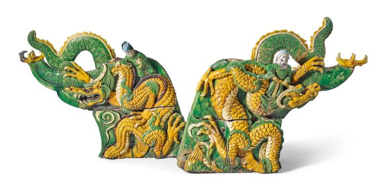 A pair of large sancai-glazed dragon roof tiles, Ming dynasty (1368-1644) 