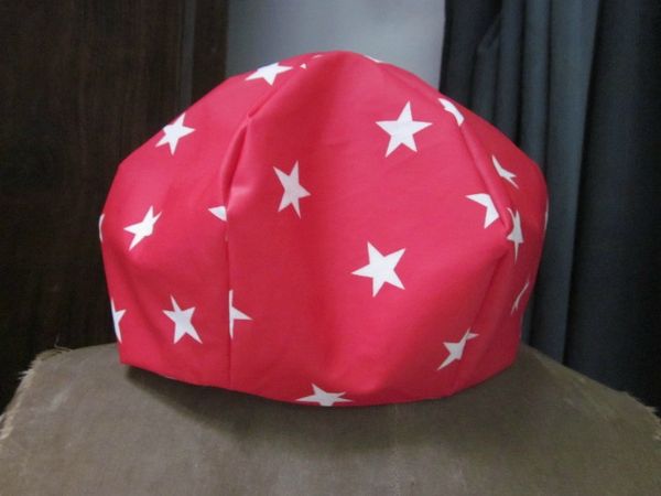 Chapeau de pluie rouge imprimé étoiles écru (5)