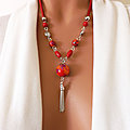 Collier moderne rouge orangé et argent pour femme, un <b>bijou</b> aux perles <b>faites</b> à la <b>main</b>