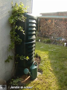 Un récupérateur d'eau de pluie qui s'intègre facilement