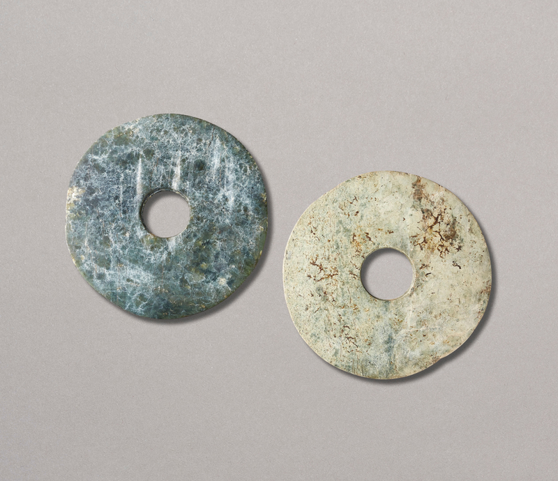 2020_HGK_18243_0204_000(a_mottled_green_jade_disc_and_a_greyish-green_jade_disc_neolithic_peri124054)