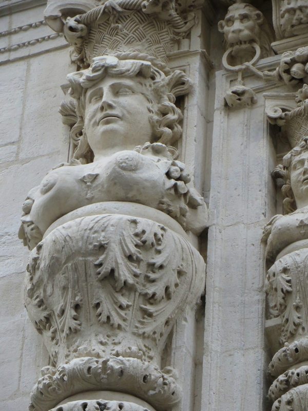 Statue de droite, Maison des Trois Nourrices à Narbonne
