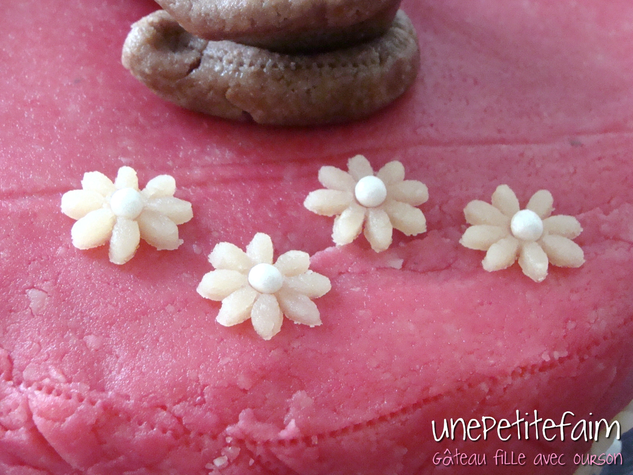 Gâteau fille avec ourson - zoom fleurs