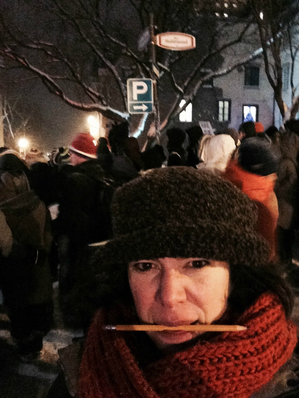 Crayon entre les dents: je suis Charlie (7 janvier 2015, devant le Consulat Général de France, à Québec)