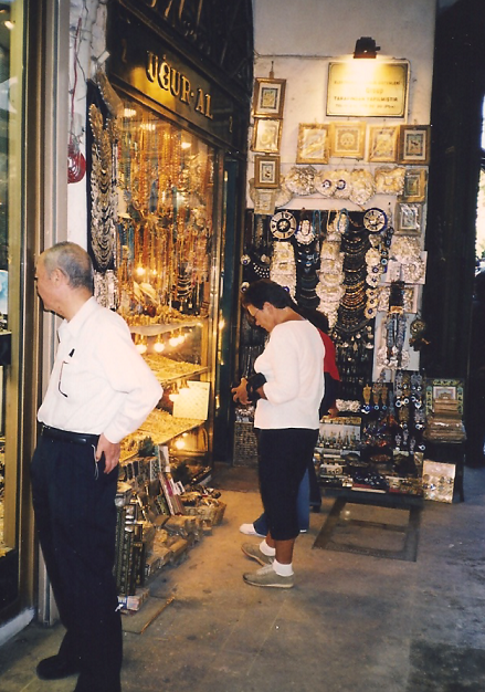 Istanbul - Grand Bazar - Bernadette attirée par ce qui brille