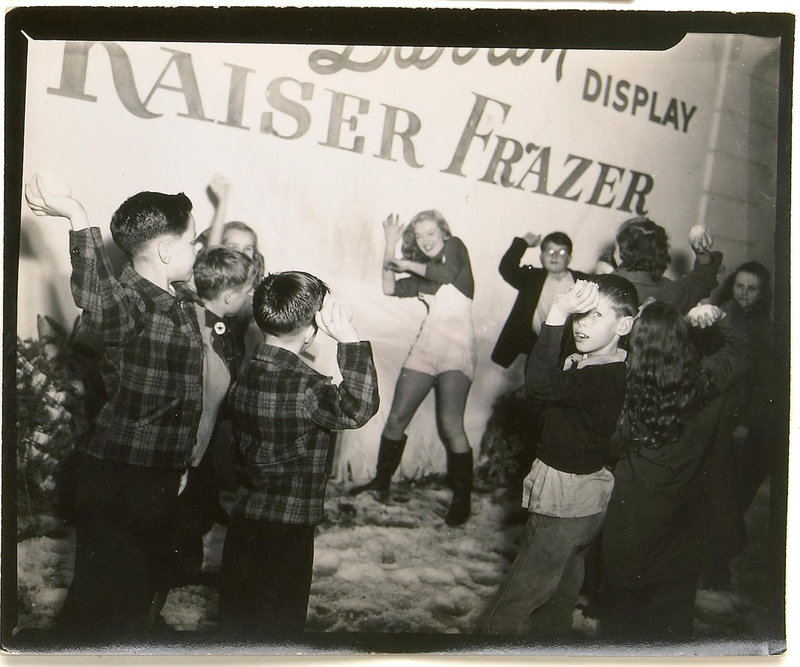 1946-12-Christmas_for_children-sponsor_Kaiser_Darrin_Frazer_Cars-030-1