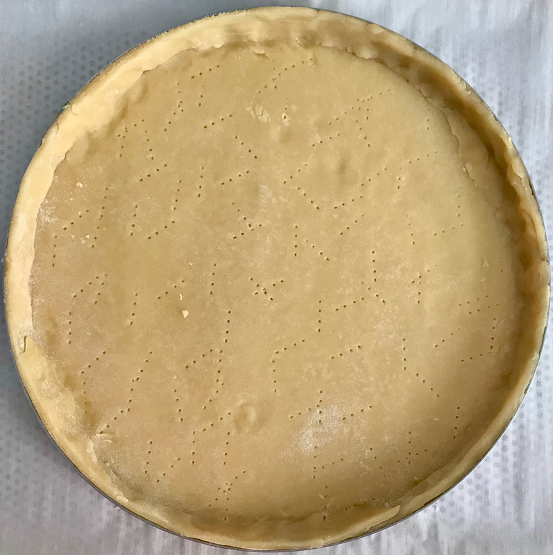 tarte à la rhubarbe macaronnée - foncer le cercle avec la pâte