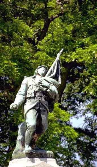 Poilu Mourant défendant le drapeau Le Crotov