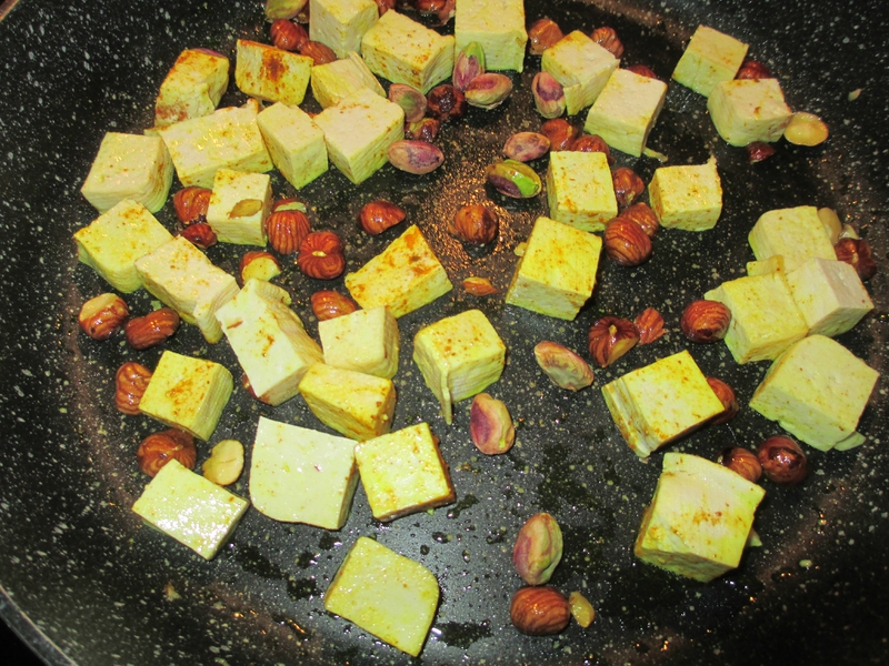 tofu-curcuma-noisettes-grillées