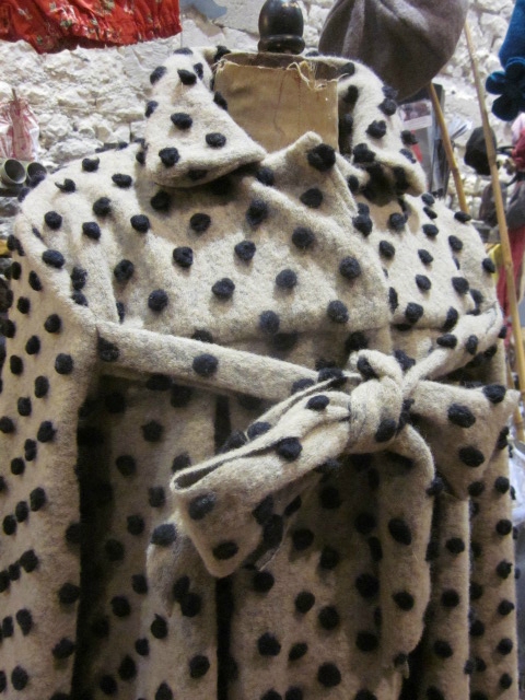 Manteau AGLAE en lainage beige à pois noirs fermé par un noeud dans le même tissu (7)