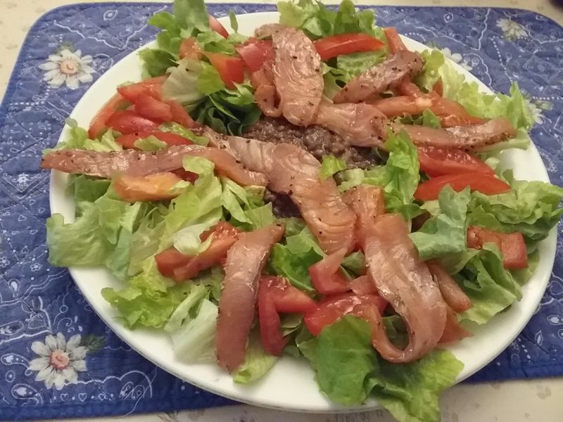 Salade au saumon fumé poivré et aux lentilles1