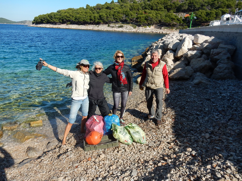 Nettoyage d'une plage de Muna par l'équipage, 1er novembre 2019 (3)