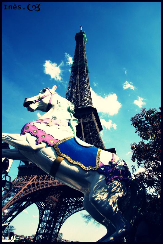 Tour_Eiffel_cheval_de_man_ge_In_s