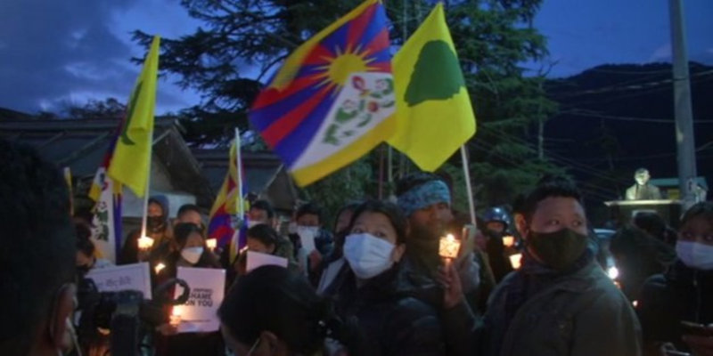 Tibetan-people-hold-vigil
