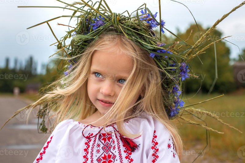 1210529-retrato-de-menina-ucraniana-em-chapelim-foto