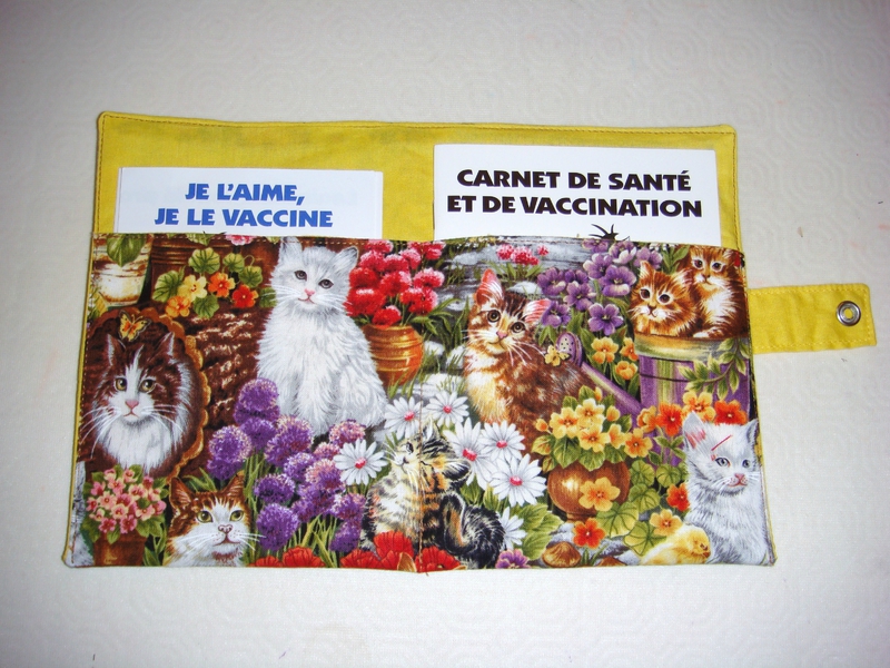 Protège carnet chat roux et chatons gris au jardin intérieur flash